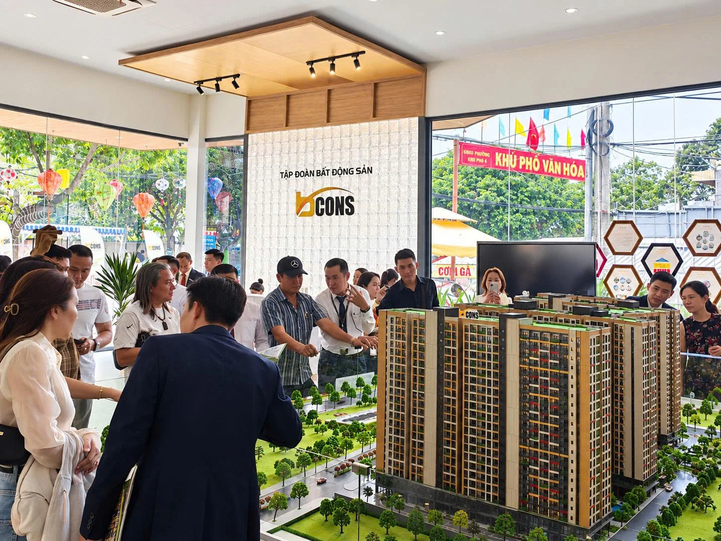 Đội ngũ tư vấn và khách hàng tại sa bàn Bcons