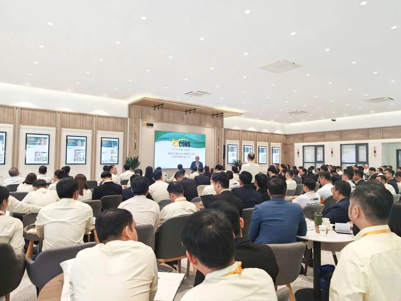 Buổi đào tạo kiến thức dự án cho đội ngũ kinh doanh Bcons Central Park